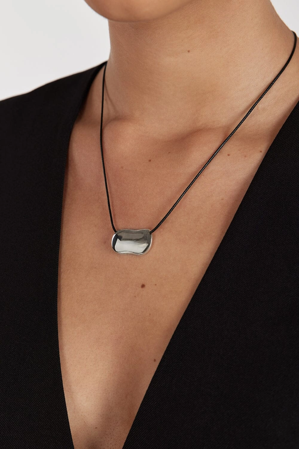 HEAVEN MAYHEM PEBBLE SILVER NECKLACE