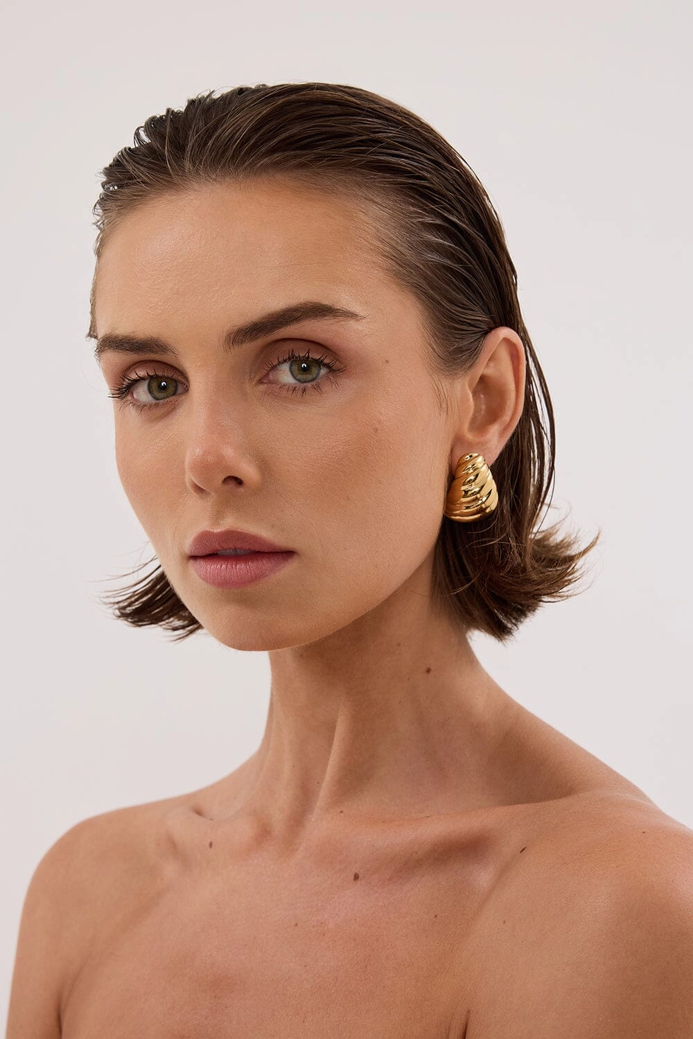 HEAVEN MAYHEM SHELL GOLD EARRING