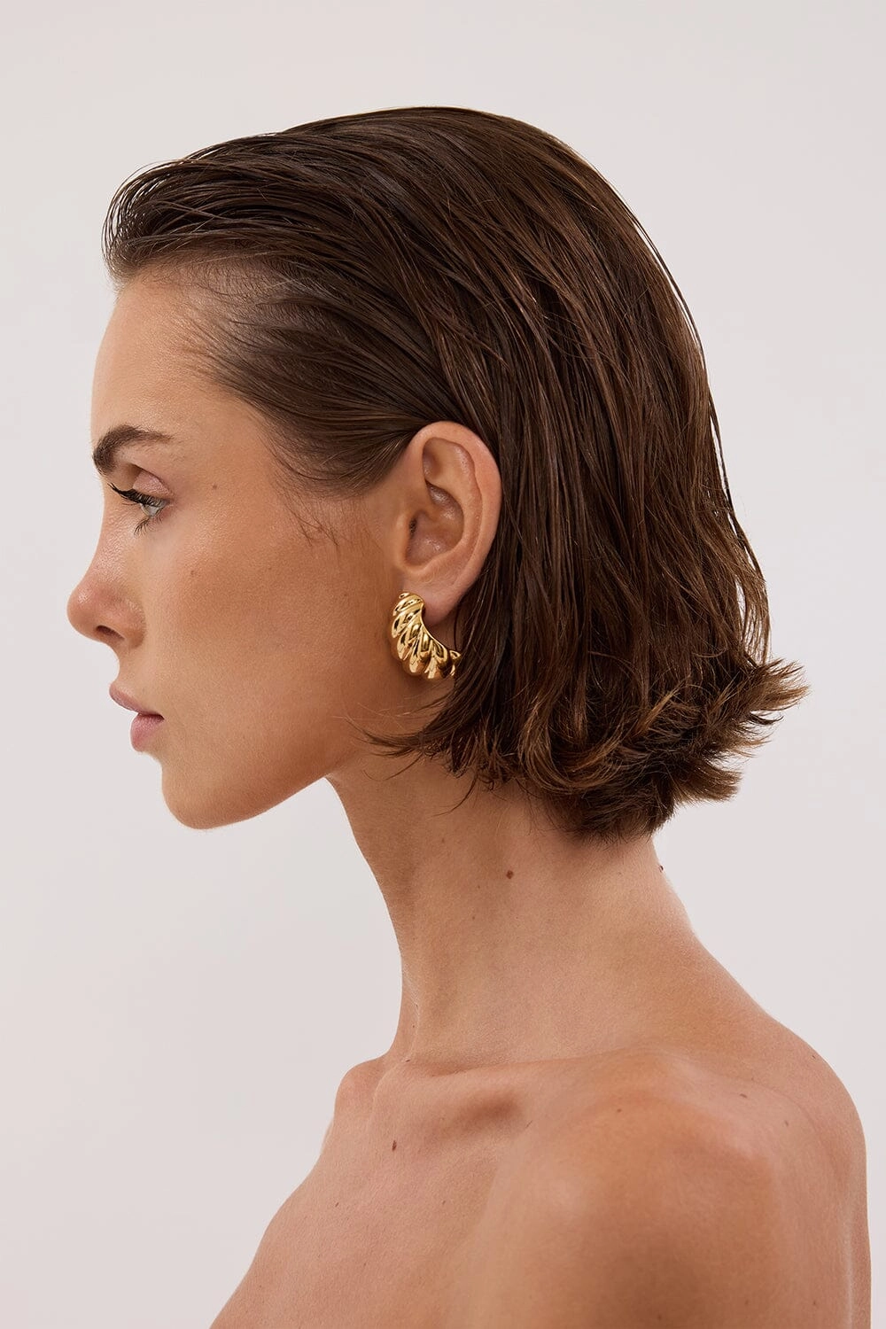 HEAVEN MAYHEM SHELL GOLD EARRING